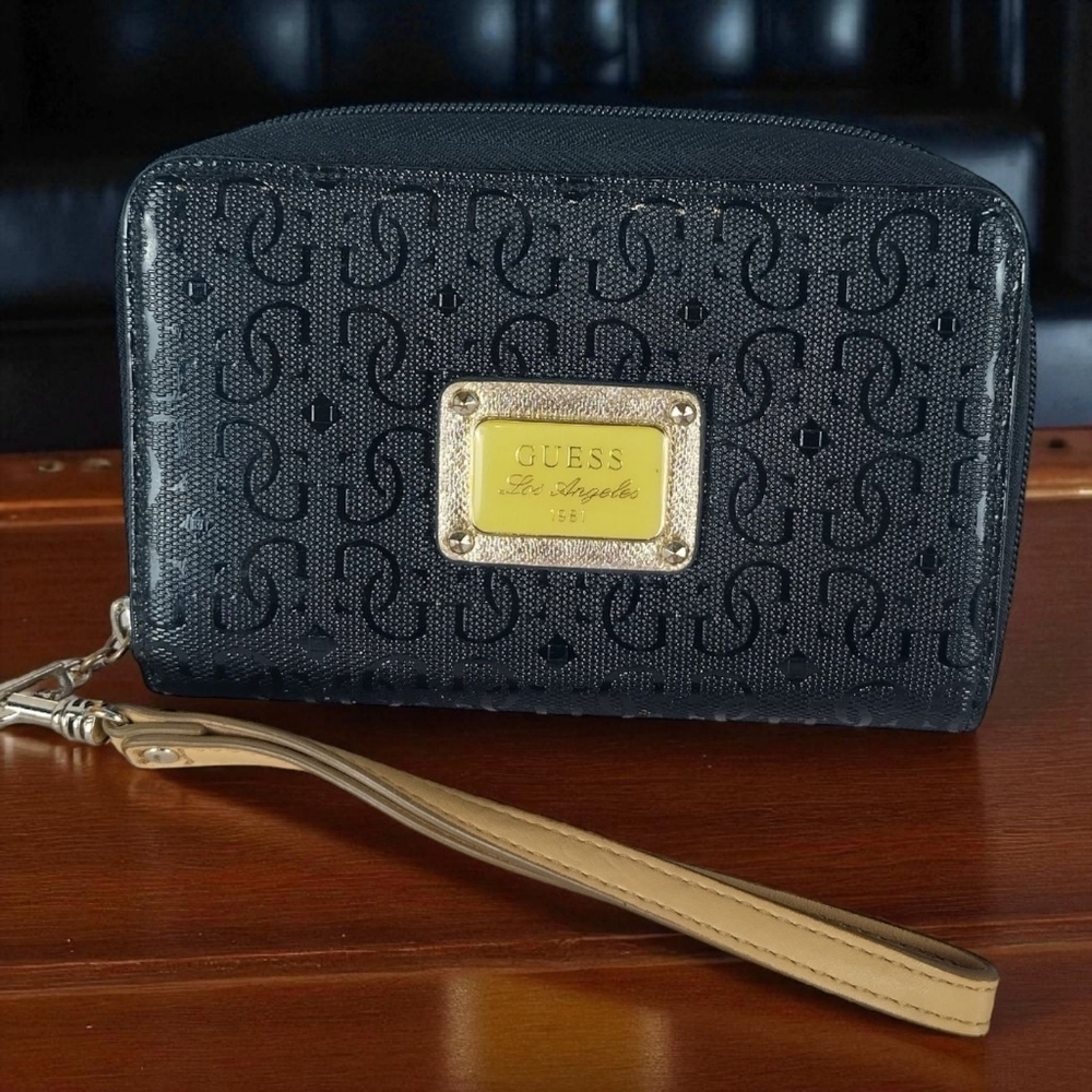 Vtg GUESS Women's Black Wallet Logo embossed Zip Organizer Wristlet Fashion
